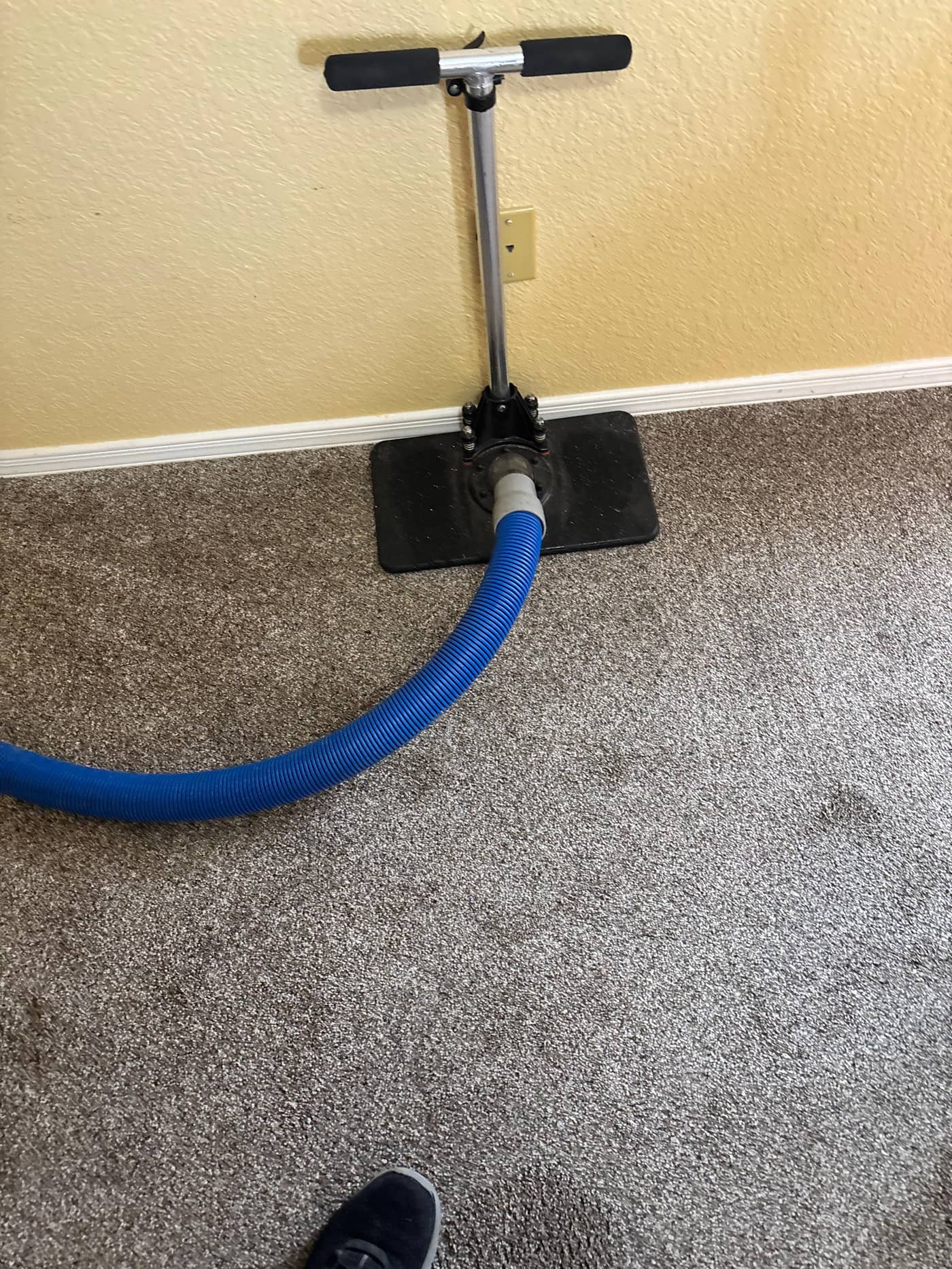 Carpet cleaning wand extracting soil and moisture from carpet during a job in Las Cruces, NM